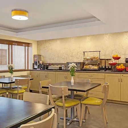 Ramada By Wyndham Staten Island-3